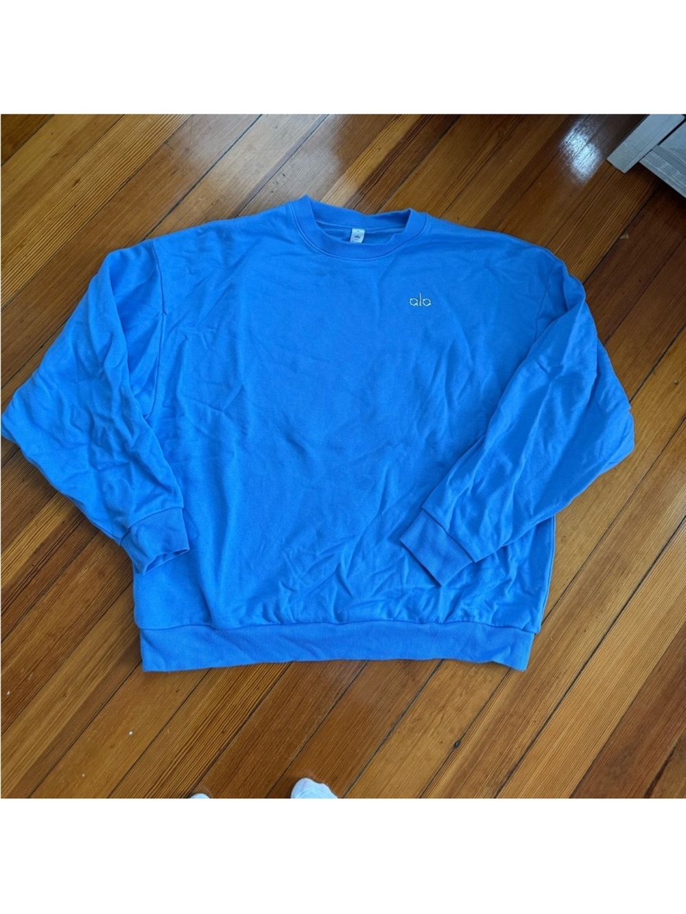 EUC ALO yoga limited edition accolade crewneck in Crystal Clear Blue colorway L